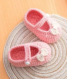 Handmade crochet baby shoes / booties